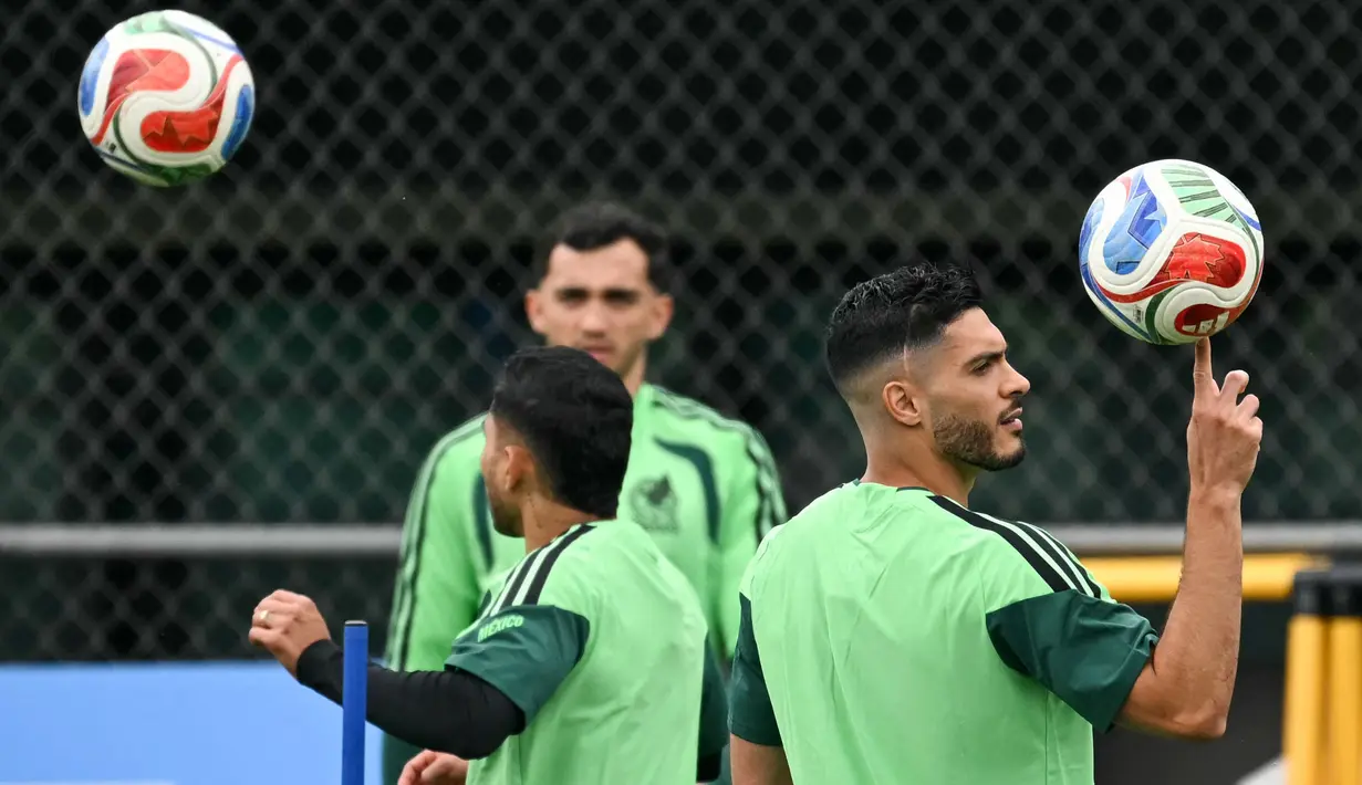 Bermain di depan publik sendiri, El Tri, julukan Timnas Meksiko, berusaha bangkit setelah catatan buruk mereka di Piala Dunia edisi sebelumnya karena tidak lolos ke fase gugur. Padahal, Meksiko punya rekor konsisten dengan tampil di Piala Dunia dan selalu lolos ke 16 besar dalam tujuh edisi sebelumnya secara beruntun. (AFP/Yuri Cortez)