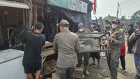 Gerobak Digusur dan Suami Sakit, Sani Kini Bingung Menyambung Hidup