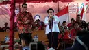 Ketua Umum PDI Perjuangan Megawati Seokarnoputri (kanan) memberi sambutan saat menghadiri panen raya padi MSP di Indramayu, Jawa Barat, Kamis (4/4). Megawati mengajak anak muda mau jadi petani. (Liputan6.com/HO/Iwan)