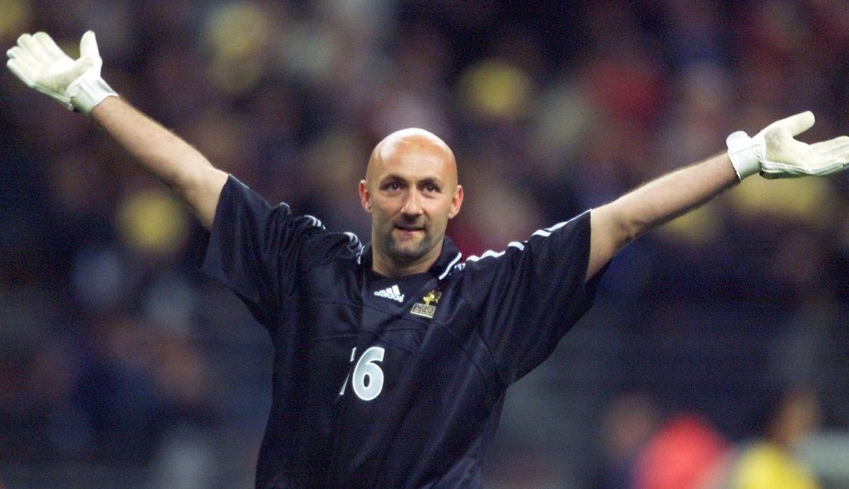 Fabien Barthez - Penjaga gawang ini pernah menyabet juara Liga Champion ketika bersama Marseille tahun 1992. Selain itu, ketika bersama Timnas Prancis, ia mampu menjuarai Piala Dunia 1998, lalu pada tahun 2002 bersama Setan Merah ia mampu memboyong piala Liga Inggris. (Foto: AFP/Patrick Hertzog)