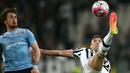 Aksi striker Juventus, Mario Mandzukic, saat melawan Lazio pada lanjutan Serie A di Stadion Juventus, Turin, Kamis (21/4/2016) dini hari WIB. (AFP/Marco Bertorello)