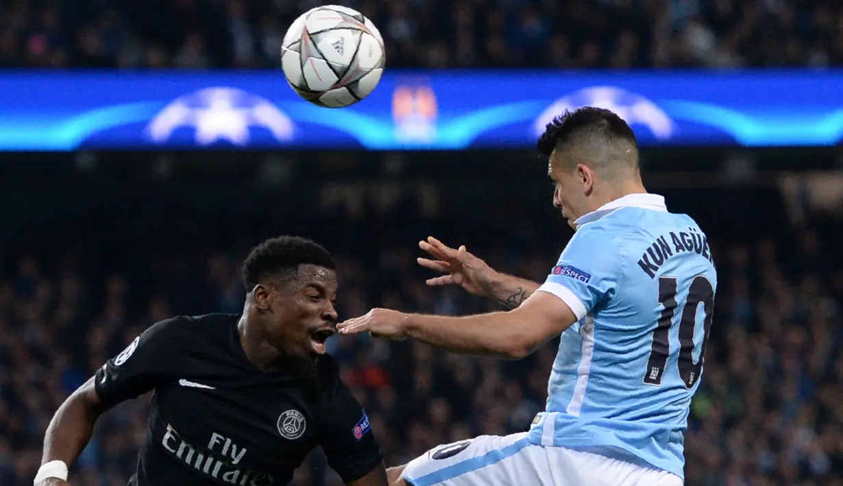 Pemain PSG, Serge Aurier (kiri), berebut bola dengan pemain Manchester City, Sergio Aguero, pada leg kedua perempat final Liga Champions di Stadion Etihad, Manchester, Rabu (13/4/2016) dini hari WIB. (AFP/Oli Scarff)