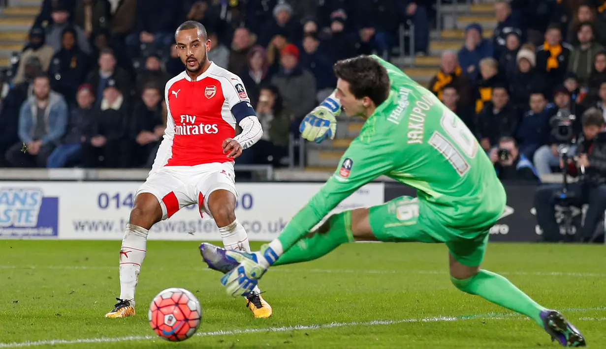 Striker Arsenal, Theo Walcott, saat mencetak gol ke gawang Hull City dalam partai ulang putaran kelima Piala FA di Stadion KC, Hull City, Rabu (9/3/2016) dini hari WIB. (Action Images via Reuters/Carl Recine)