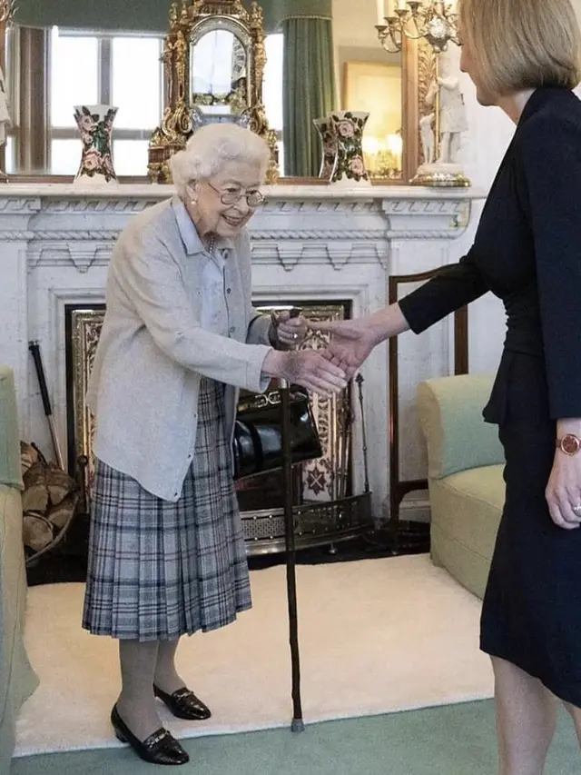 Sebelum wafat,  Ratu Elizabeth Kenakan Rok Motif Tartan yang Dibuat Khusus Tahun 1853, @theroyalfamily