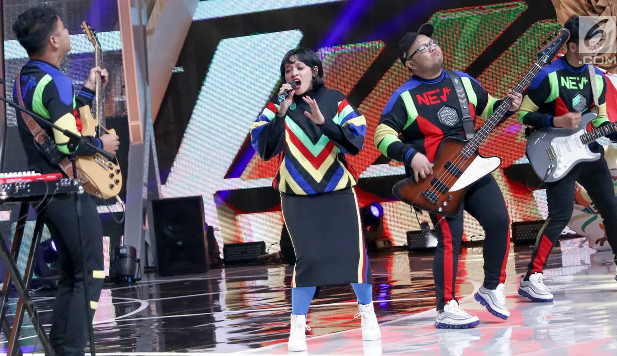 Grup musik NEV+ meramaikan Konser Terima Kasih Indonesia untuk Para Juara di Studio 5 Indosiar, Selasa (4/9). Acara tersebut digelar dalam rangka wujud apresiasi akan prestasi atlet selama pesta olahraga Asian Games 2018. (Liputan6.com/Immanuel Antonius)