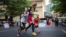 Sebanyak 8 tim SMP dan 8 tim SMA bertanding pada kompetisi tersebut. Acara itu juga dimeriahkan fashion show mobil custom dan dance competition. (Bola.com/Bagaskara Lazuardi)