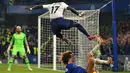 Aksi David Luiz hentikan pergerakan Muossa Dembele pada laga lanjutan Premier League yang berlangsung di stadion Stamford Bridge, London, Kamis (28/2). Chelsea menang 2-0 atas Tottenham Hotspur. (AFP/Adrian Dennis)