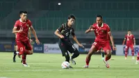 Pemain Timnas&nbsp;Korea Selatan U-17,&nbsp;Jin Taeho (tengah), mengontrol bola dan berusaha melwati hadangan pemain Timnas&nbsp;Indonesia U-17,Muhammad Aulia Rahman Arif (kanan), dalam pertandingan uji coba yang berlangsung di Stadion Patriot Candrabhaga, Bekasi, Rabu (30/8/2023). (Bola.com/Abdul Aziz)