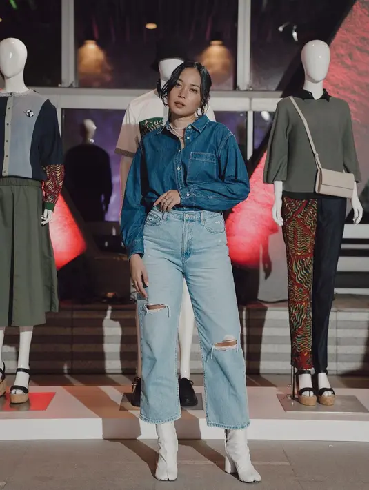 Denim on denim juga akan seru digunakan kala menghadiri konser. Outfit ini juga sangat mudah dipadukan dengan ragam aksesori untuk memaksimalkan gaya. [Foto: Ayla Dimitri/ Instagram]