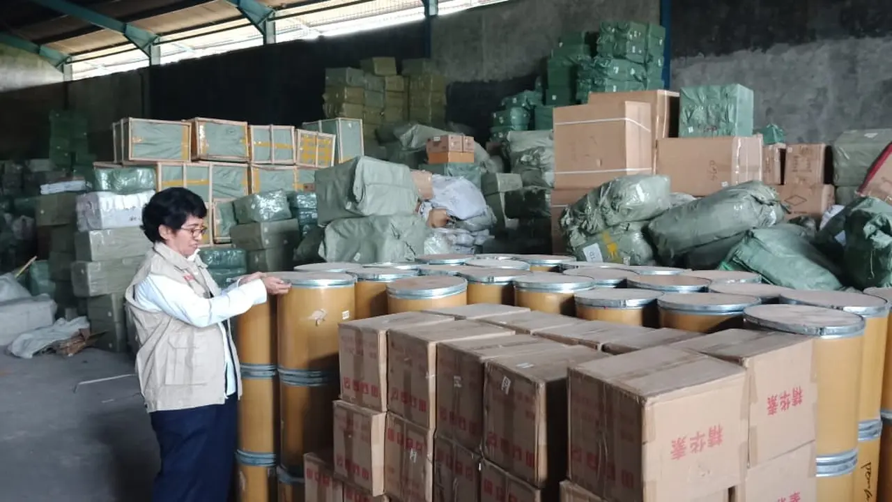 BPOM menggerebek gudang kosmetik berbahaya di Jakut. (dok BPOM)