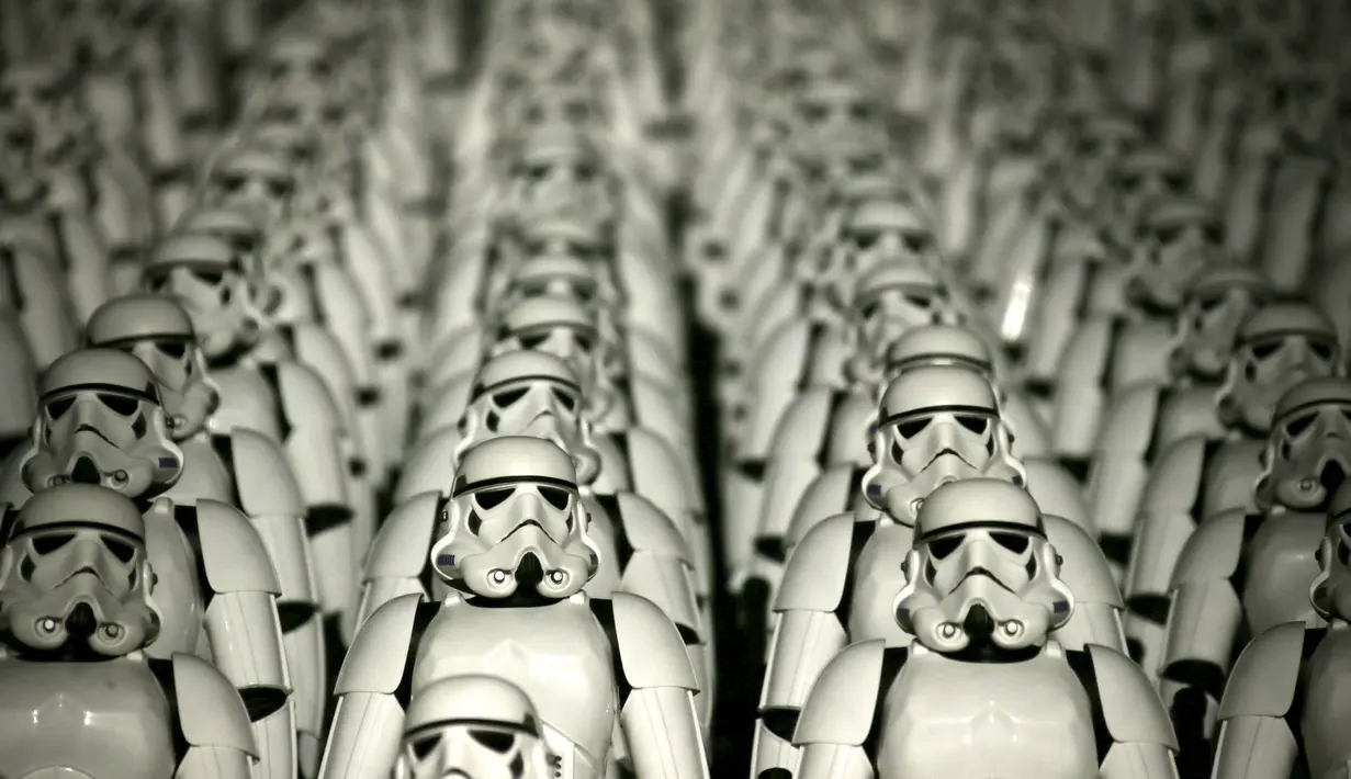 Ratusan Stormtrooper berjejer rapi di jalanan Tembok Besar Cina, Selasa (20/10/2015).  Film Star wars yang berjudul "The Force Awakens" akan segera ditayangkan di Bioskop - bioskop pada akhir tahun ini. (REUTERS/Jason Lee)