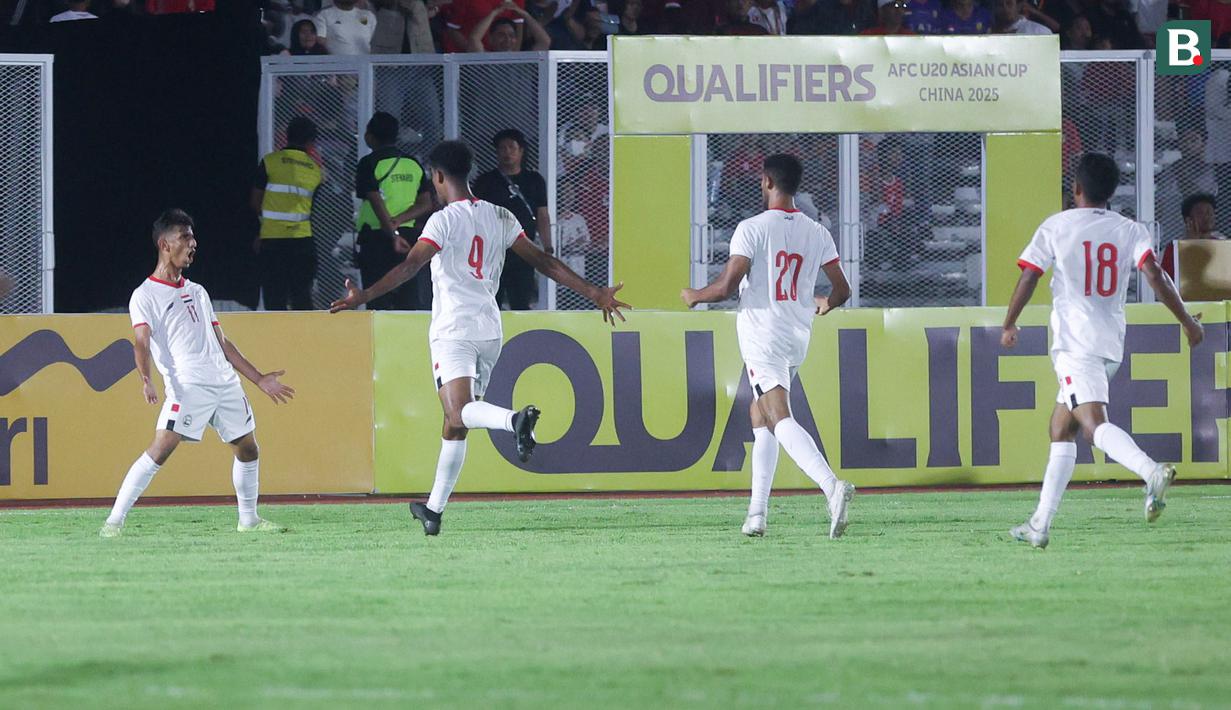 Pemain Yaman U-20, Abdulrahman Al Khader, melakukan selebrasi setelah mencetak gol ke gawang Timnas Indonesia U-20 dalam laga ketiga Grup F Kualifikasi Piala Asia U-20 2025 yang digelar di Stadion Madya, Jakarta, Minggu (29/9/2024). (Bola.com/M Iqbal Ichsan)