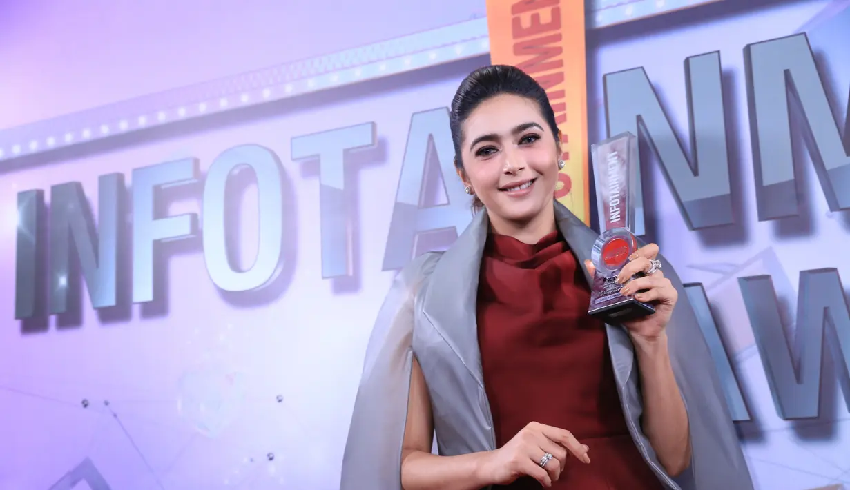 Aktris cantik Nabila Syakieb berhassil membawa pulang piala di ajang Infotainment Awards 2017. Didaulat sebagai Selebriti Wanita Paling Memikat, tak lupa ucapan terima kasih pun disampaikan Nabila untuk semua pihak. (Adrian Putra/Bintang.com)