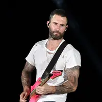 Behati Prinsloo dan Adam Levine resmi mengikat janji suci di Meksiko pada 19 Juli 2014. Model berambut pirang ini berhasil mengubah pikiran Adam Levine yang sebelumnya memilih tak mau menikah. (AFP/Bintang.com)