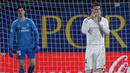 1. Ekspresi Sergio Ramos usai Real Madrid gagal meraih kemenangan pada laga lanjutan LaLiga yang berlangsung di Stadion DeLa Ceramica, Villareal, Jumat (4/12). Real Madrid ditahan imbang Villareal 2-2.  (AFP/Jose Jordan)