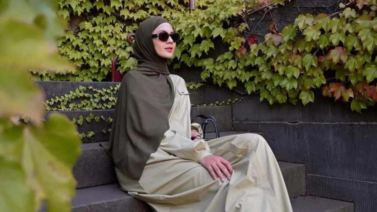 Potret Paula Verhoeven Pakai Outfit Serba Hijau. (instagram/paula_verhoeven)