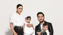Konsep outfit monokrom dengan latar putih seperti foto keluarga Syahnaz Sadiqah dan Jeje Govinda ini mudah ditiru. [Foto: IG/riomotret].