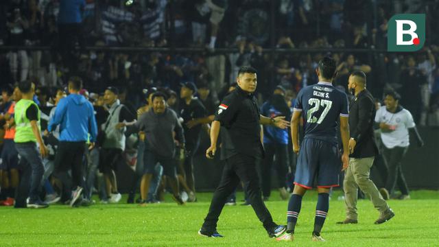Foto: Suasana Mencekam Kericuhan usai Laga Arema FC Vs Persebaya Surabaya Pada Laga Lanjutan BRI Liga 1 2022/2023