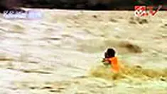 Derasnya arus air membuat upaya evakuasi untuk menyelamatkan warga yang terperangkap dalam banjir di Cina menemui kendala.