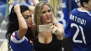 Dua Suporter Prancis berfoto selfie saat menyaksikan laga grup B Prancis melawan Rumania di Stade de France, Saint-Denis, (10/6/2016). (AFP/Miguel Medina)