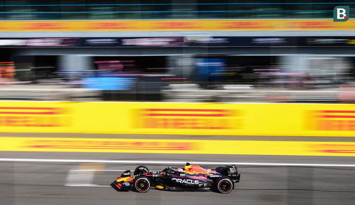 Pembalap Red Bull Racing, Max Verstappen memacu mobilnya saat balapan Formula 1 GP Italia 2023 yang berlangsung di Sirkuit Monza, Italia, Minggu (03/09/2023). (AP Photo/Marco Bertorello)