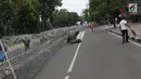 Kawat berduri terpasang di sebagian ruas Jalan Medan Merdeka Barat depan Gedung Mahkamah Konstitusi, Jakarta, Kamis (13/6/2019). Sekitar 12.000 pesonel gabungan akan menjaga sidang Perselisihan Hasil Pemilihan Presiden/Wakil Presiden Pemilu 2019. (Liputan6.com/Helmi Fithriansyah)