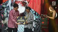 Wakil Direktur Utama PT Elang Mahkota Teknologi Tbk (EMTEK) Sutanto Hartono memberikan piala kepada Sadiman dalam kategori lingkungan hidup pada Liputan6 Awards 2018 di SCTV Tower, Jakarta, Minggu (20/5). (Liputan6.com/Herman Zakharia)