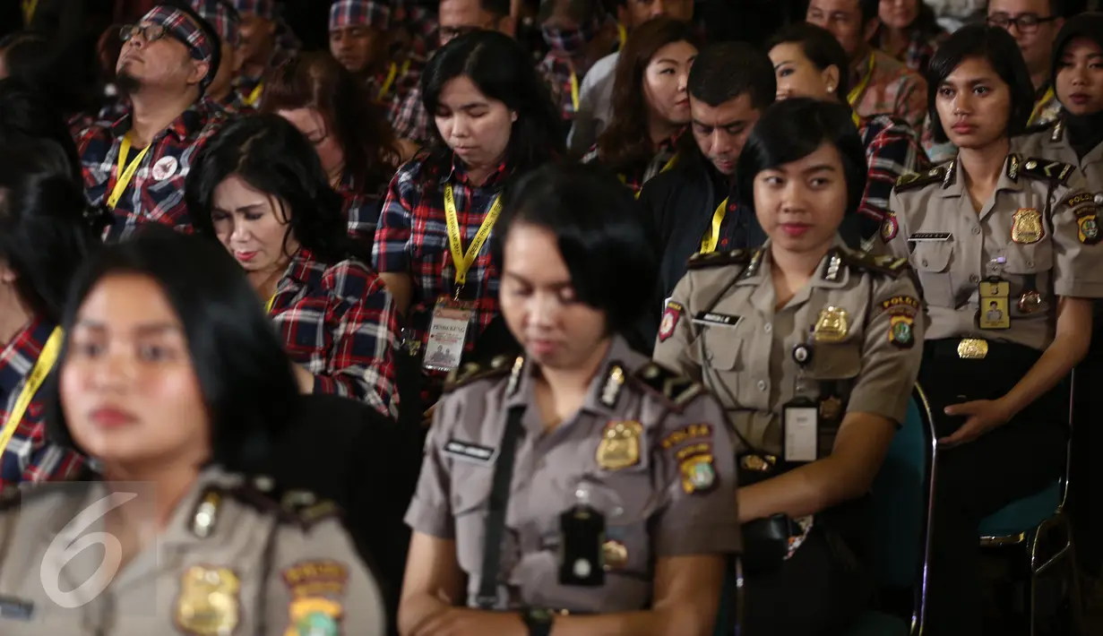 Sejumlah polisi wanita (polwan) berjaga saat Debat Final di Bidakara, Jakarta, Jumat (10/2). Para Polwan ini ditempatkan berdampingan dengan pendukung pasangan Cagub & Cawagub DKI  Jakarta. (Liputan6.com/Faizal Fanani)