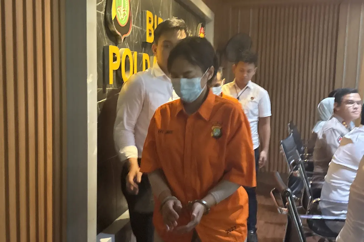 Polisi menangkap pelaku yang menipu seorang pensiunan ASN dengan modus mengirimkan aplikasi APK.