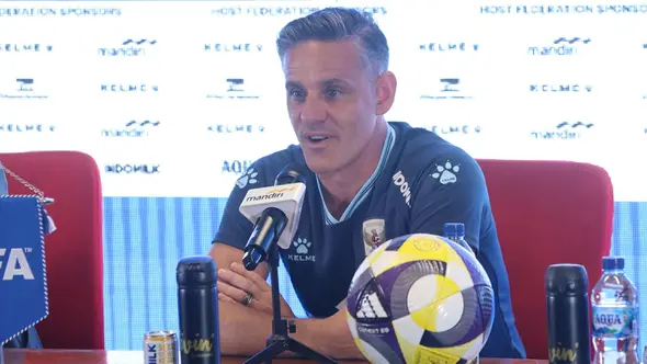Diketahui, pelatih asal Kanada ini telah mematangkan taktik dan memimpin sesi latihan di Stadion Madya menjelang laga perdananya pada Selasa 24 Maret 2026. Tampak dalam foto, pelatih Timnas Indonesia, John Herdman, saat memberi keterangan sebelum laga melawan Saint Kitts and Nevis pada ajang FIFA Series 2026 di Media Center Stadion Utama Gelora Bung Karno (SUGBK), Jakarta, Kamis (26/3/2026). (Bola.com/M Iqbal Ichsan)