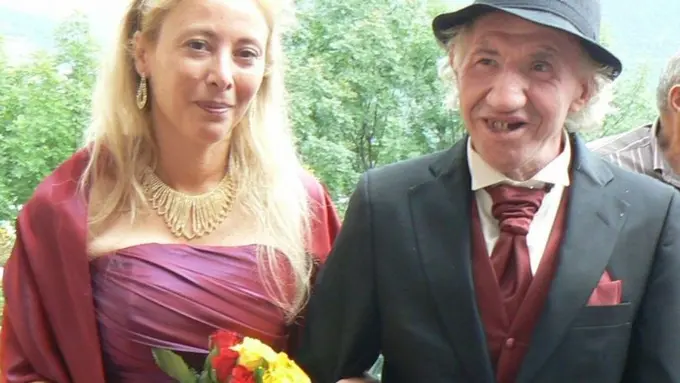 Diduga Mengincar Hartanya, Wanita Ini Rela Nikahi Kakek Tua