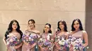 Berbeda lagi dengan penampilan para bridesmaid Mahalini Raharja di momen resepsi. Mahalini Kembali meminta Aaliyah Massaid, Tiara Andini, Keisya Levronka, dan Ziva Magnolya untuk menjadi pendampingnya di momen resepsi. Di momen ini Lyodra Ginting turut bergabung dengan para bridesmaid Mahalini. [Foto: Instagram/aaliyah.massaid]