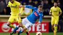 Pemain Villarreal, Mateo Musacchio (kiri), berebut bola dengan pemain Napoli, Ivan Strinic, pada laga leg pertama 32 besar Liga Europa di Stadion Camp El Madrigal, Jumat (19/2/2016) dini hari WIB. (AFP/Jose Jordan)