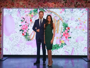 Patung lilin Pangeran Harry dan tunangannya, Meghan Markle saat pemotretan di Madame Tussauds di London tengah (9/5). Pangeran Harry dan AS Meghan Markle akan menikah pada 19 Mei di St George's Chapel di Windsor Castle. (AFP Photo/Daniel Leal-Olivas)