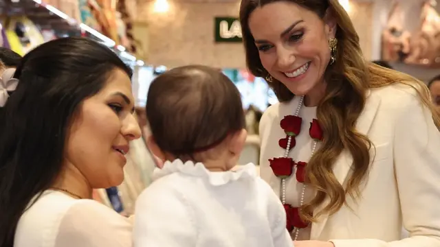 Kate Middleton Saat Rayakan Holi Bersama Komunitas India pakai anting pemberian suami. [@princeandprincessofwales]