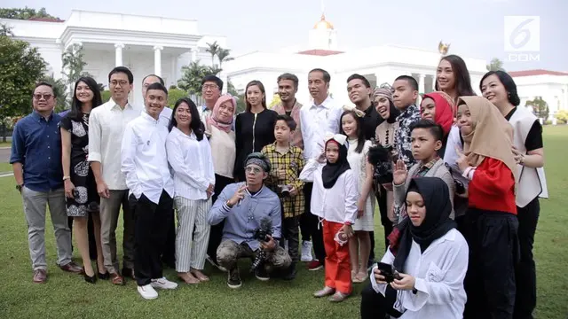Presiden Jokowi buka-bukaan tentang aktivitasnya di media sosial. Hal itu ia ungkap saat acara dialog Presiden dengan konten kreator XYZ 2018.