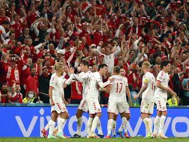 Para pemain Denmark melakukan selebrasi usai Joakim Maehle mencetak gol ke gawang Rusia pada pertandingan Grup B Euro 2020 di Stadion Parken, Kopenhagen, Denmark, Senin (21/6/2021). Denmark menang 4-1. (Jonathan Nackstrand/Pool via AP)