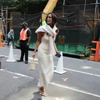 Knit dress adalah salah satu outfit yang harus ada di lemarimu. Knit dress sangat cocok dikenakan untuk ke kantor, yang kemudian bisa kamu tambahkan cashmere sweater sebagai statement dan fungsionalitasnya. Lengkapi dengan mules dan tas yang senada.