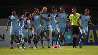 Sejumlah pemain Persela Lamongan merayakan gol ke gawang PSM Makassar yang dicetak Jabar Sharza (keempat dari kiri) dalam laga pekan ke-15 BRI Liga 1 2021/2022 di Stadion Moch. Soebroto, Magelang, Kamis (02/12/2021). (Bola.com/Bagaskara Lazuardi)