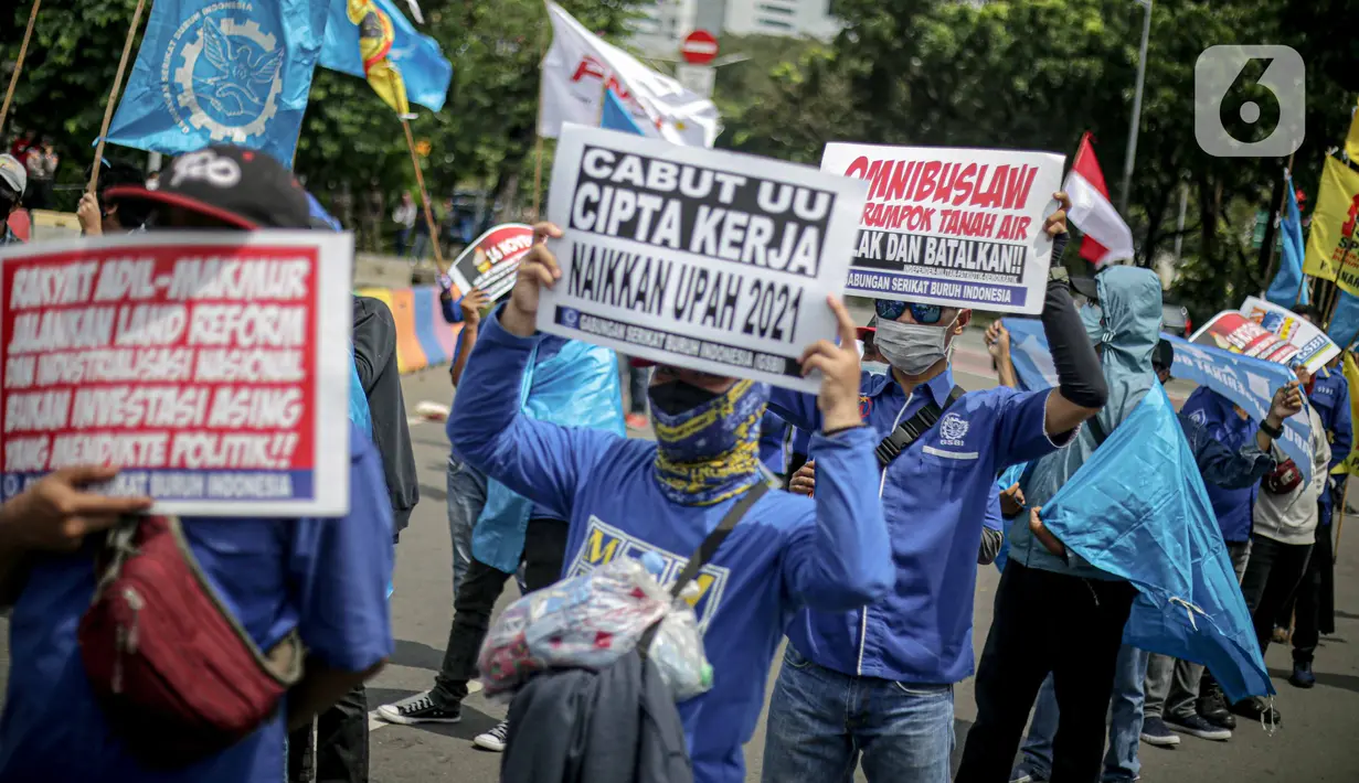 Massa Gabungan Serikat Buruh Indonesia (GSBI) berunjuk rasa di kawasan Patung Kuda, Jakarta, Senin (16/11/2020). GSBI meminta pemerintah mencabut UU Cipta Kerja serta menaikkan upah buruh 2021 sesuai kebutuhan rill buruh dan keluarga. (Liputan6.com/Faizal Fanani)