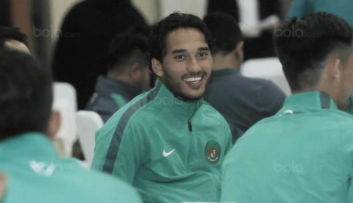Striker naturalisasi Indonesia, Ezra Walian, menghadiri acara pelepasan Timnas Indonesia U-22 di Makostrad, Jakarta, Kamis (10/8/2017). PSSI resmi melepas para atlet untuk berlaga di Sea Games 2017 Malaysia. (Bola.com/M Iqbal Ichsan)