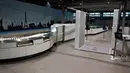 Mesin deteksi full body terbaru saat digunakan di Bandara Cologne-Bonn Konrad Adenaue, Jerman (15/11). Alat deteksi yang diberi nama 'Easy Security' ini menggunakan scanner keamanan QPS200 berbasis gelombang milimeter. (REUTERS/Wolfgang Rattay)