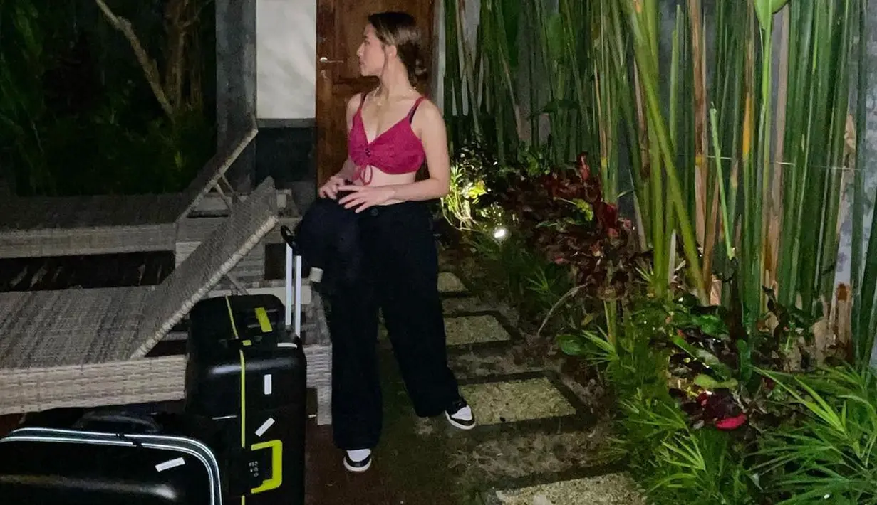 Gaya crop top juga multifungsi dipakai liburan ke daerah tropis, dipadukan dengan celana hitam berpotongan lebar dan sneaker. [@zaraadhsty]