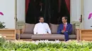 Presiden Jokowi dan Presiden Republik Sosialis Demokratik Sri Lanka Maithripala Sirisena berbincang di Istana Merdeka, Jakarta, Rabu (8/3). Pertemuan ini merupakan lanjutan sebelumnya, di sela penyelenggaraan KTT IORA ke-20. (Liputan6.com/Angga Yuniar)