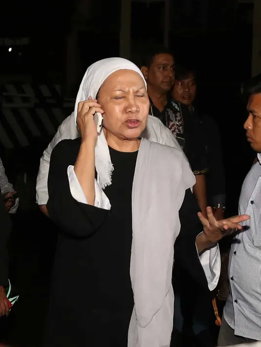 Perasaan senang dan bahagia tidak hanya dari Rio Dewanto dan Atiqah Hasiholan. Tapi juga Ratna Sarumpaet, ibunda Atiqah. Kehadiran anak pertama pasangan itu menambah kebahagiaan bagi aktivis, penulis skenario,  dan sutradara itu. (Nurwahyunan/Bintang.com)