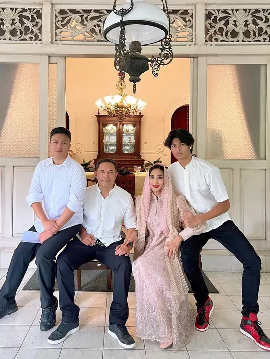 Di hari Lebaran, Diah Permatasari tampil cantik dalam dress lace soft pink dan kerudung [@dps_diahpermatasari]