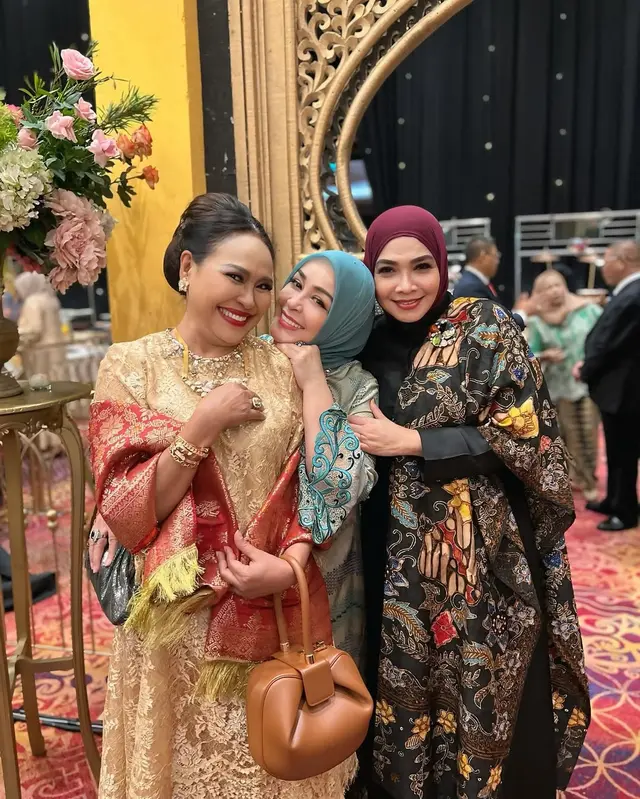 Potret 8 seleb era 90-an hadiri resepsi pernikahan anak Bella Saphira, jadi ajang reuni nostalgia