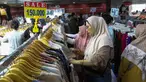 Sejumlah warga memadati Pasar Tanah Abang, Jakarta, Minggu (23/3/2025). (Liputan6.com/Herman Zakharia)