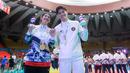Pasangan pevoli Indonesia, Alfin Daniel Pratama dan penerjemah timnas voli putra Thailand, McEntee Catherine kedapatan saling memberikan dukungan meski mereka berbeda tim. Meskipun begitu, keduanya tetap fokus memberikan usaha yang terbaik untuk tim mereka. (Bola.com/Bagaskara Lazuardi)