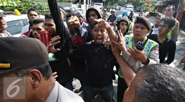 Mahasiswa yang tergabung dalam Gerakan Anak Bangsa terlibat kericuhan dengan petugas pengamanan DPP PKB, Jakarta, Rabu (16/3). Kericuhan terjadi karena petugas melarang mahasiswa berunjuk rasa di depan Kantor DPP PKB. (Liputan6.com/Immanuel Antonius)